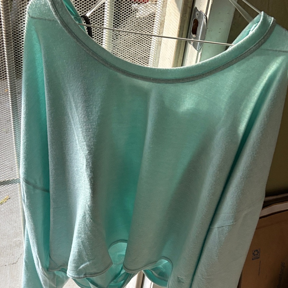 MEDCOUTURE Reversible Pullover Scrub - Picture 3 of 6